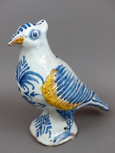 Antiquités - Un grand pigeon de faîtage, en faïence de Nevers, du XVIIIe siècle