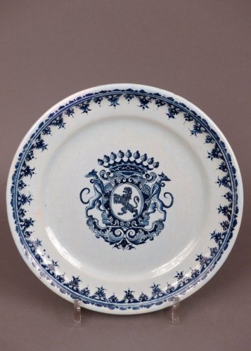 Assiette en faïence de Rouen armoriée du XVIIIe siècle