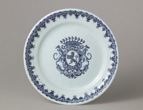 XVIIIe siècle - Assiette en faïence de Rouen armoriée du XVIIIe siècle