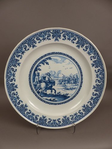 17th century Moustiers platter with hunting scene decor - Porcelain & Faience Style Louis XIV