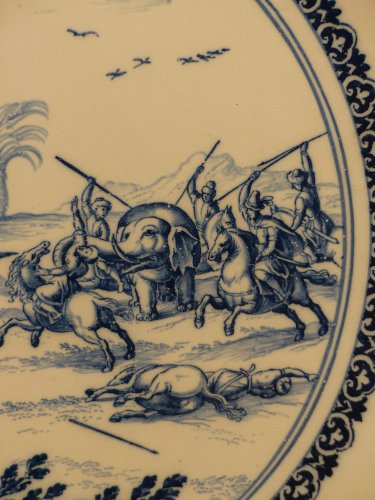 17th century - 17th century Moustiers platter with hunting scene decor