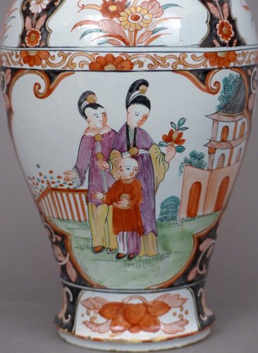 XVIIIe siècle - Vase en faïence de Delft, technique mixte, début 18e siècle