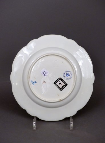 Antiquités - Assiette en porcelaine tendre de Chantilly du XVIIIe siècle