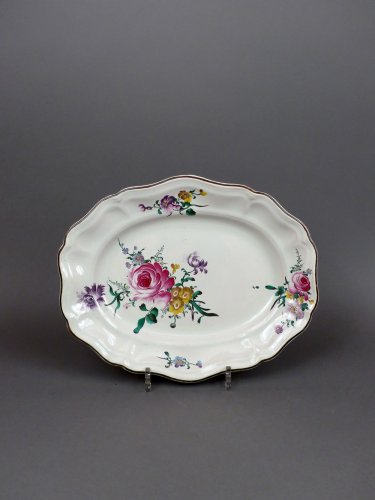 Plat en faïence de Strasbourg du XVIIIe siècle, signé Joseph Hannong - Céramiques, Porcelaines Style Louis XV