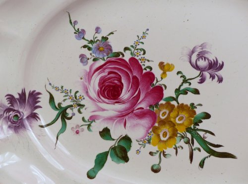 Céramiques, Porcelaines  - Plat en faïence de Strasbourg du XVIIIe siècle, signé Joseph Hannong