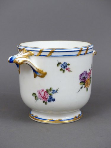 Un rafraîchissoir à verres en porcelaine tendre de Vincennes du XVIIIe siècle