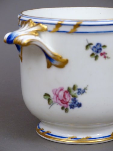 Un rafraîchissoir à verres en porcelaine tendre de Vincennes du XVIIIe siècle - Céramiques, Porcelaines Style Louis XV