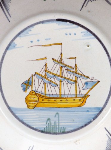 Céramiques, Porcelaines  - Assiette en faïence de Nevers du XVIIIe siècle