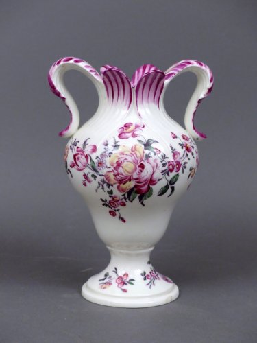 Vase à oreilles en porcelaine Mennecy du XVIIIe siècle - Céramiques, Porcelaines Style Louis XV