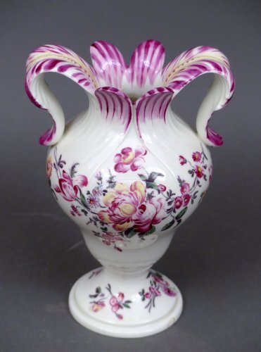 Céramiques, Porcelaines  - Vase à oreilles en porcelaine Mennecy du XVIIIe siècle