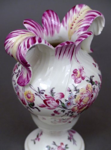 Vase à oreilles en porcelaine Mennecy du XVIIIe siècle - Le Cabinet d'Amateur
