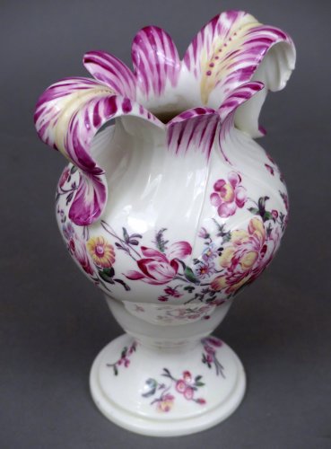 XVIIIe siècle - Vase à oreilles en porcelaine Mennecy du XVIIIe siècle