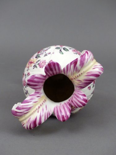 Antiquités - Vase à oreilles en porcelaine Mennecy du XVIIIe siècle