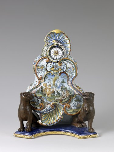 A Louis XV Faience clock stand attributed to the &quot;Maître des Muses&quot; - Porcelain & Faience Style Louis XV