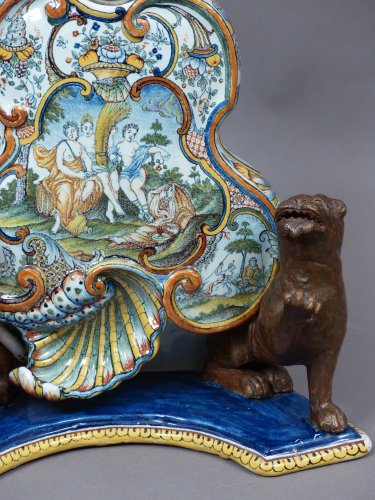 A Louis XV Faience clock stand attributed to the &quot;Maître des Muses&quot; - Louis XV