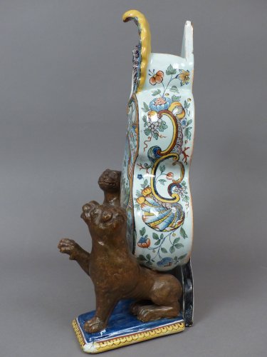 Antiquités - A Louis XV Faience clock stand attributed to the &quot;Maître des Muses&quot;