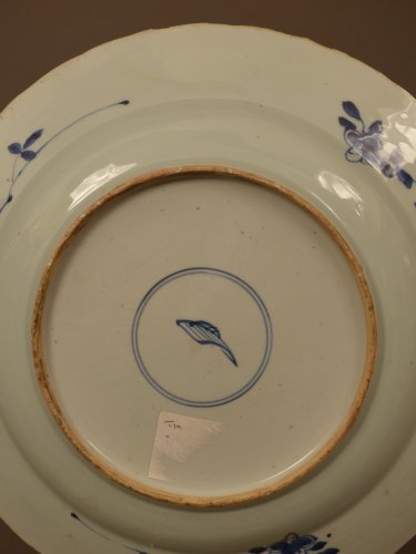 Grand plat en porcelaine de Chine d'époque Kang-Xi, XVIIe siècle - 