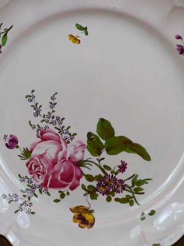 Assiette en faïence de Strasbourg du XVIIIe siècle - Céramiques, Porcelaines Style 