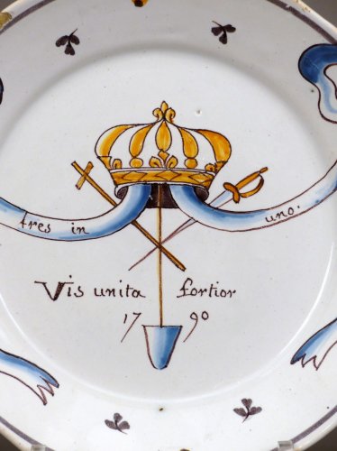 Assiette révolutionnaire, en faïence de Nevers du XVIIIe siècle - Céramiques, Porcelaines Style Louis XVI