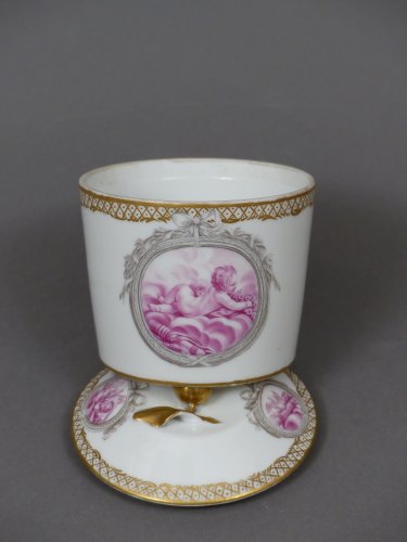 Céramiques, Porcelaines  - Pot à sucre couvert en porcelaine de Vincennes, signé Hannong
