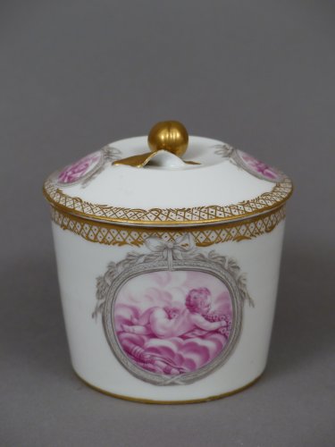 XVIIIe siècle - Pot à sucre couvert en porcelaine de Vincennes, signé Hannong