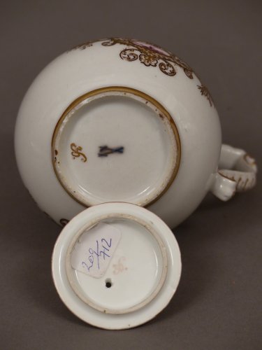 Antiquités - Tasse, sous tasse et cafetière de Meïssen, période J.G. Hörold 1730-1740