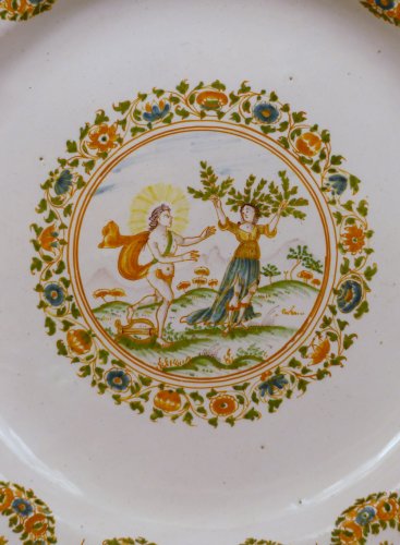 Assiette mythologique en faïence de Moustiers XVIIIe siècle - Céramiques, Porcelaines Style 