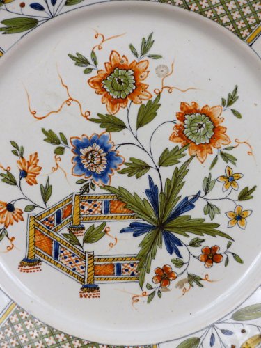 Paire d'assiettes en faïences de Rouen XVIIIe siècle - Céramiques, Porcelaines Style 