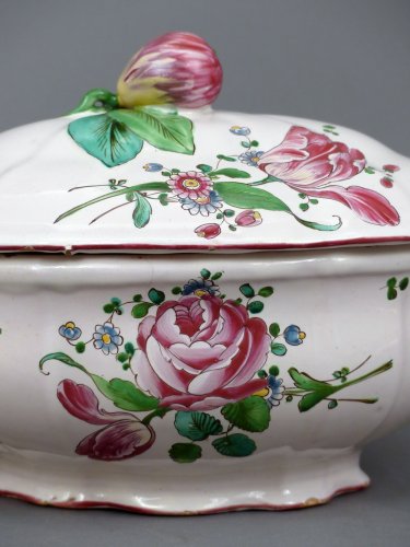 Céramiques, Porcelaines  - Terrine en faïence de Niderviller XVIIIe siècle