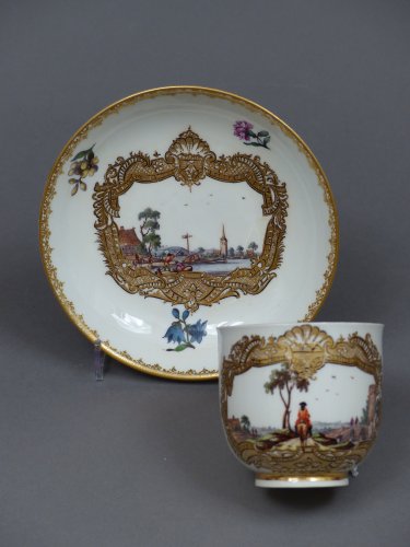 Tasse et sous tasse en porcelaine de Meïssen XVIIIe siècle - Céramiques, Porcelaines Style 