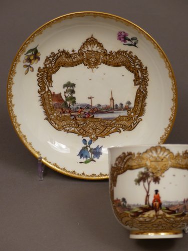 Céramiques, Porcelaines  - Tasse et sous tasse en porcelaine de Meïssen XVIIIe siècle