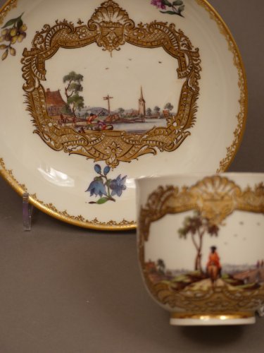 XVIIIe siècle - Tasse et sous tasse en porcelaine de Meïssen XVIIIe siècle