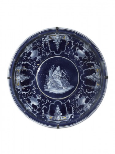 Plat en porcelaine émaillée de Sèvres signé Meyer- Heine