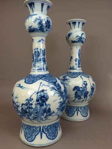 Céramiques, Porcelaines  - Paire de grandes bouteilles en faïence de Delft du XVIIe siècle