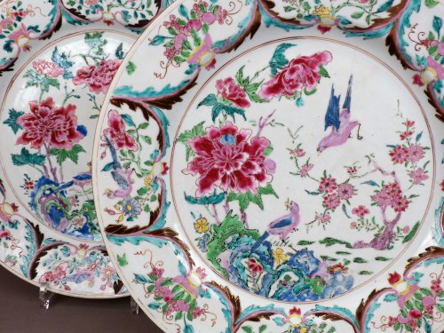 Paire de plats en porcelaine, famille rose, Chine période Yongzheng début 18e siècle - Céramiques, Porcelaines Style 
