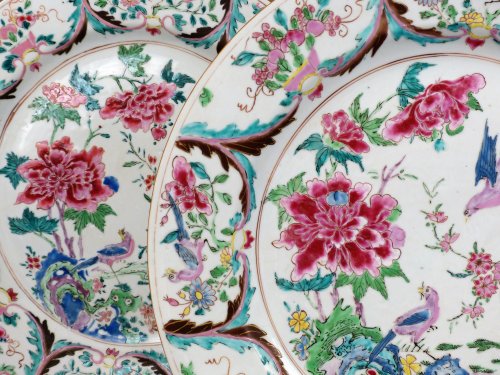 Céramiques, Porcelaines  - Paire de plats en porcelaine, famille rose, Chine période Yongzheng début 18e siècle
