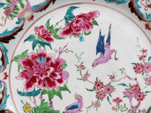 Paire de plats en porcelaine, famille rose, Chine période Yongzheng début 18e siècle - Le Cabinet d'Amateur
