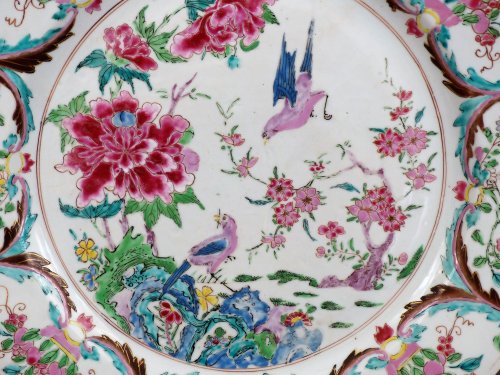  - Paire de plats en porcelaine, famille rose, Chine période Yongzheng début 18e siècle