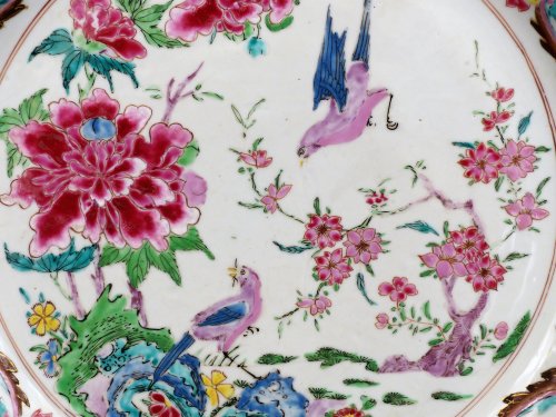 Antiquités - Paire de plats en porcelaine, famille rose, Chine période Yongzheng début 18e siècle