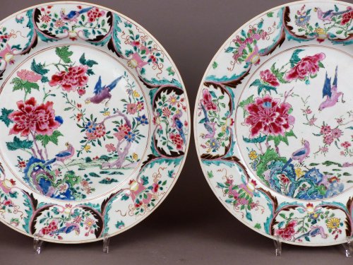 Antiquités - Paire de plats en porcelaine, famille rose, Chine période Yongzheng début 18e siècle