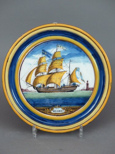 Plaque en faïence de Nevers représentant la frégate " Désirée " datée 1820 - Céramiques, Porcelaines Style Empire