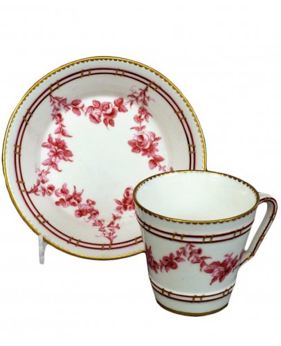 Tasse et sa sous tasse en porcelaine tendre de Sèvres, année 1765