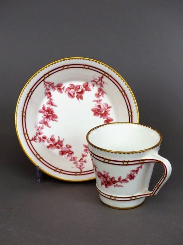 Tasse et sa sous tasse en porcelaine tendre de Sèvres, année 1765 - Céramiques, Porcelaines Style Louis XV