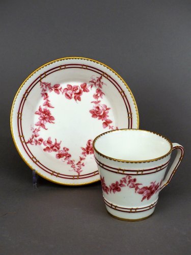 Céramiques, Porcelaines  - Tasse et sa sous tasse en porcelaine tendre de Sèvres, année 1765