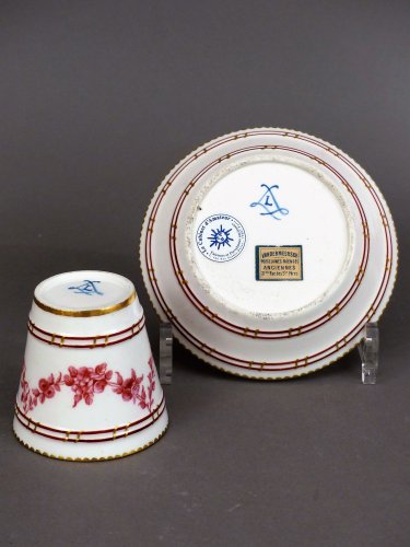 XVIIIe siècle - Tasse et sa sous tasse en porcelaine tendre de Sèvres, année 1765