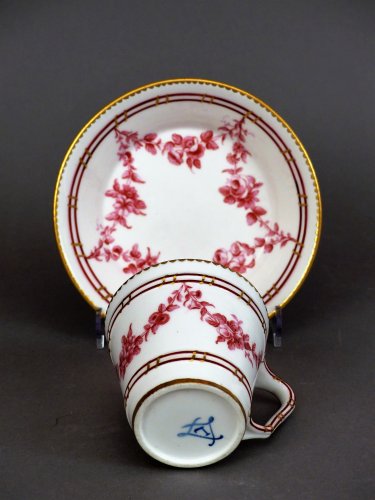Antiquités - Tasse et sa sous tasse en porcelaine tendre de Sèvres, année 1765