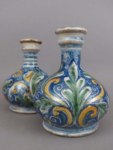 Deux bouteilles en faïence de Caltagirone, début XVIIe siècle - Céramiques, Porcelaines Style 