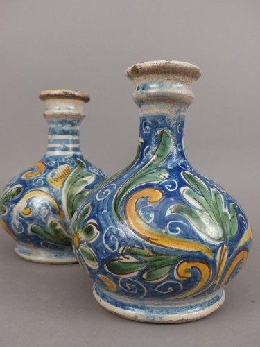 Céramiques, Porcelaines  - Deux bouteilles en faïence de Caltagirone, début XVIIe siècle
