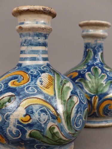 XVIIe siècle - Deux bouteilles en faïence de Caltagirone, début XVIIe siècle