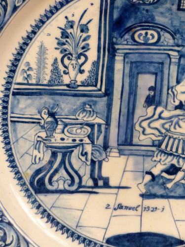 Céramiques, Porcelaines  - Grand plat en faïence de Delft, daté de 1716